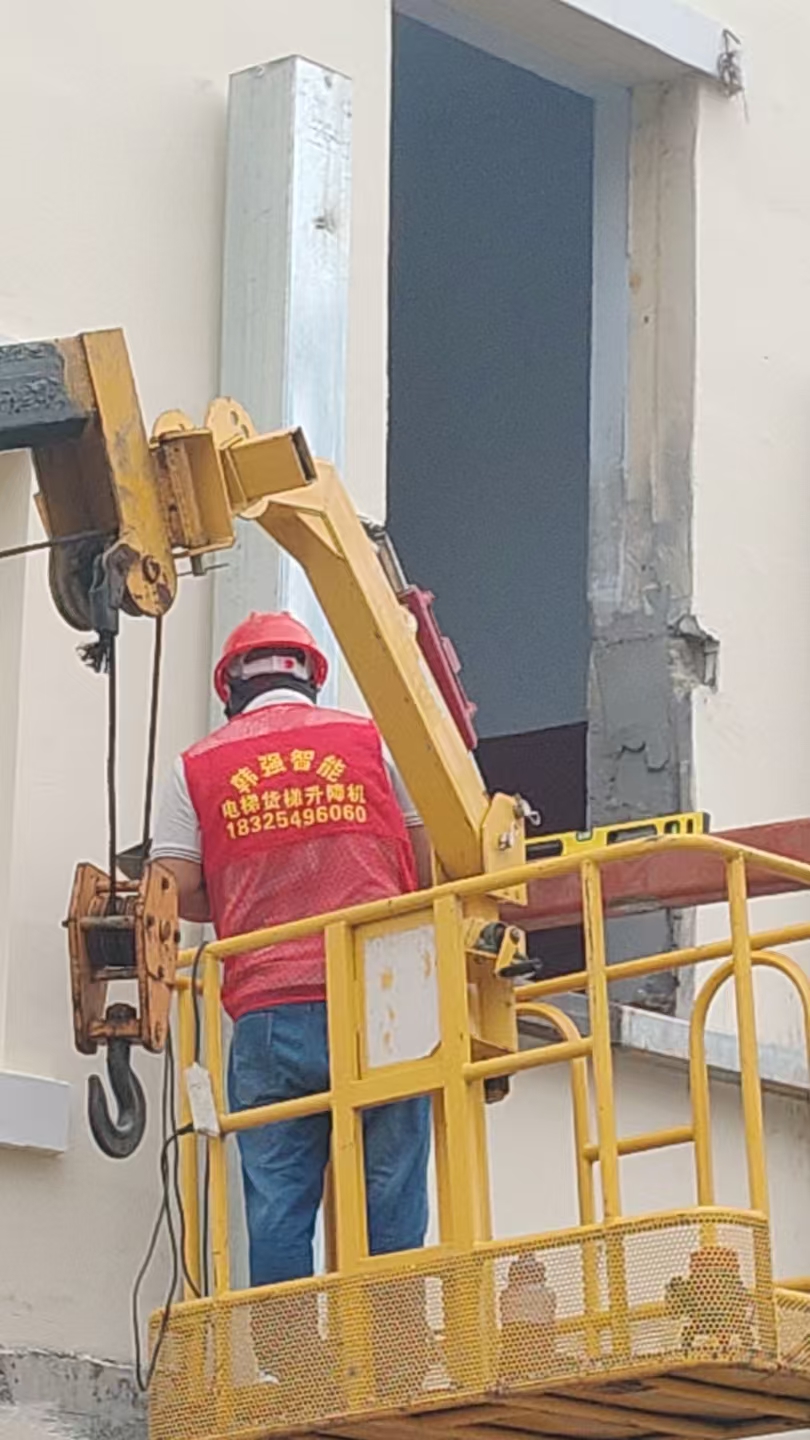 临沭桃官社区电梯加装框架进行中